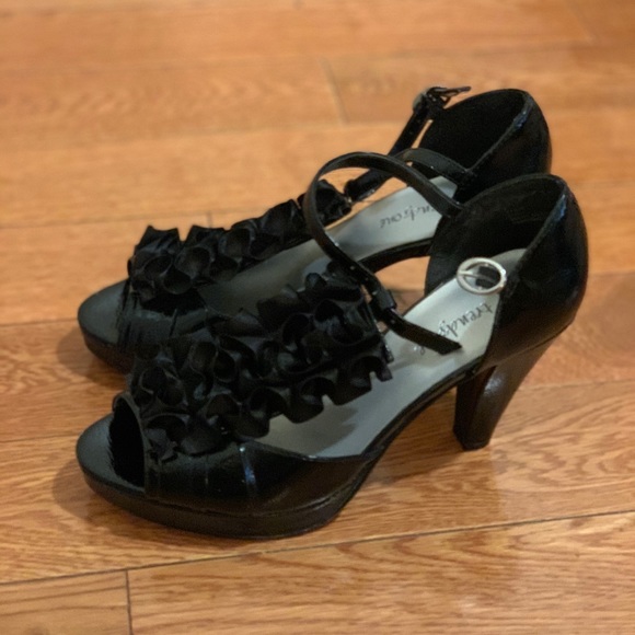 Trendy Patent Leather Heels - Picture 3 of 4